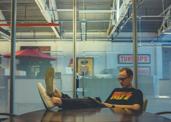 “What's Something Subtle That Instantly Gives You Bad Vibes About Someone?” (40 Answers)