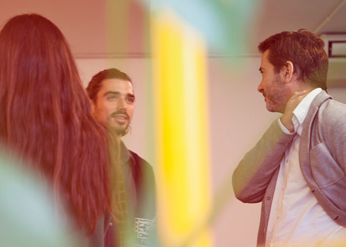 “What's Something Subtle That Instantly Gives You Bad Vibes About Someone?” (40 Answers)