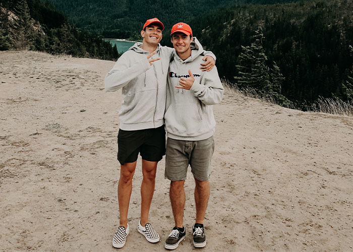 “What's Something Subtle That Instantly Gives You Bad Vibes About Someone?” (40 Answers)