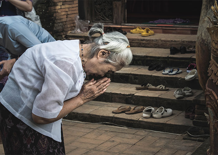 “What's Something Subtle That Instantly Gives You Bad Vibes About Someone?” (40 Answers)