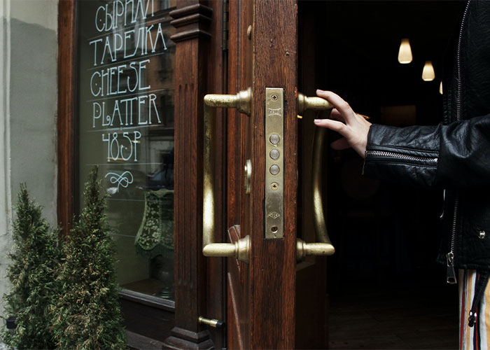 “What's Something Subtle That Instantly Gives You Bad Vibes About Someone?” (40 Answers)