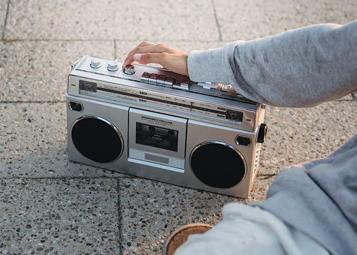 “What's Something Subtle That Instantly Gives You Bad Vibes About Someone?” (40 Answers)