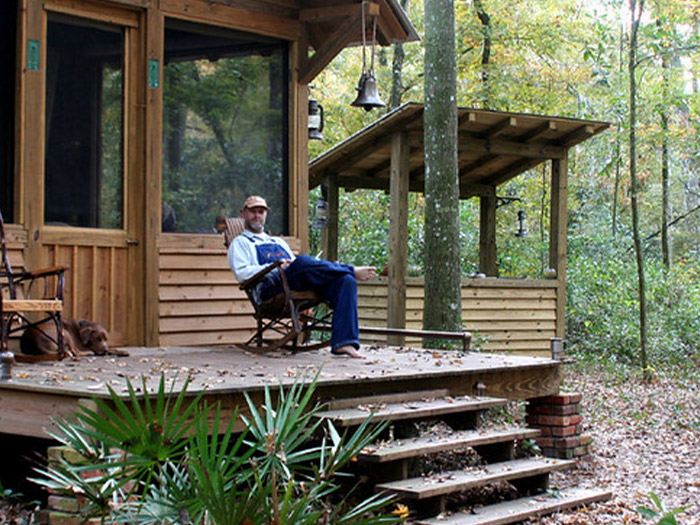 Neighbors Won&rsquo;t Pick Up After Their Dog, Guy Enjoys Watching Them Losing Their Minds After His Revenge