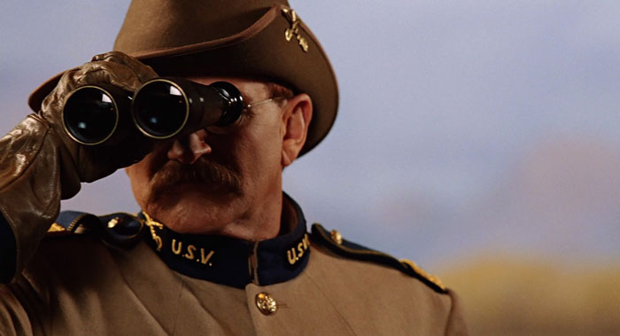 Robin williams looking through binoculars as teddy Roosevelt in night in a museum - 17