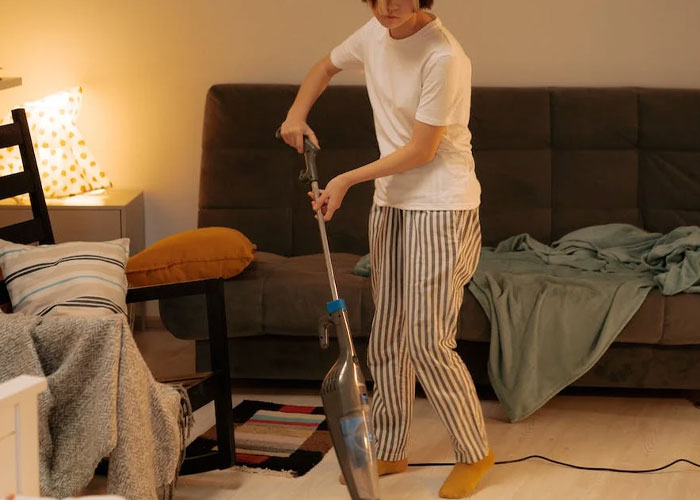 Neighbors Ask Woman To Stop Vacuuming At Noon, She Refuses And Turns To The Internet For Advice