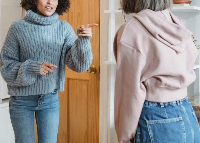 Neighbors Ask Woman To Stop Vacuuming At Noon, She Refuses And Turns To The Internet For Advice