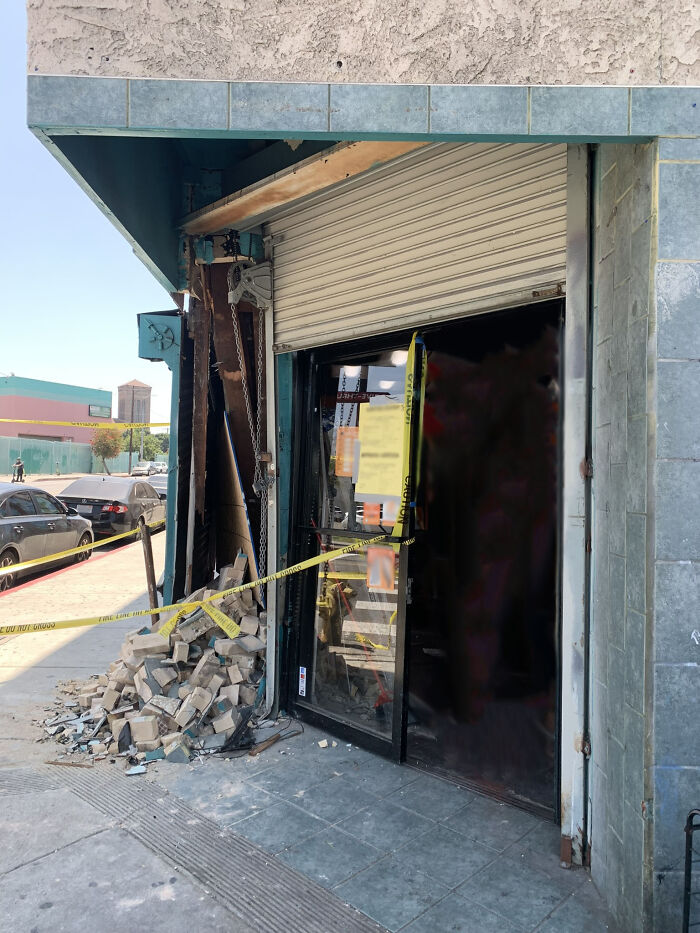 Edificio de 3 pisos con una tienda abajo quedó severamente dañada tras chocar un conductor borracho contra la estructura. Aún así, siguen abiertos