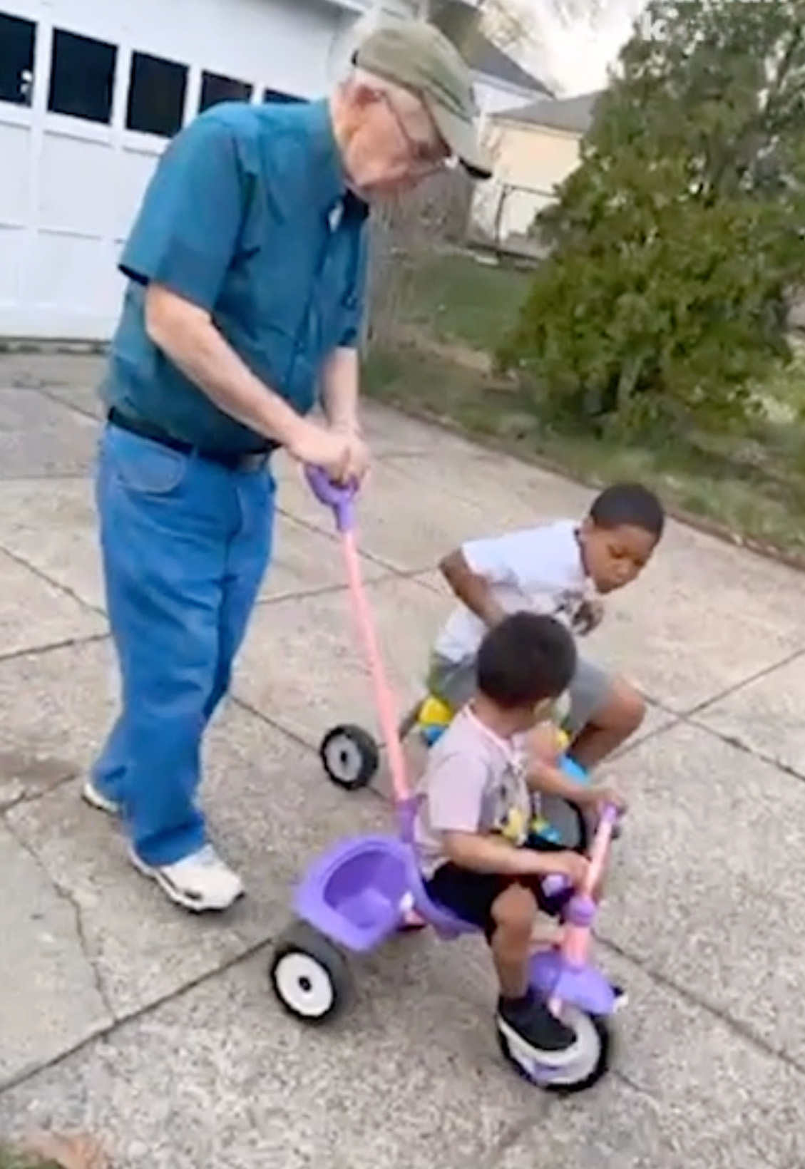 Family Of 7 Finds A Grandpa In Their 82 Y.O. Neighbor Living Next To Their New House