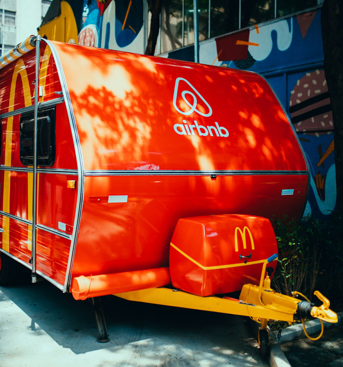 Airbnb Guest Tests Air Quality Due To Mold Smell As The Host Denied The Issue, Gets Alarming Results