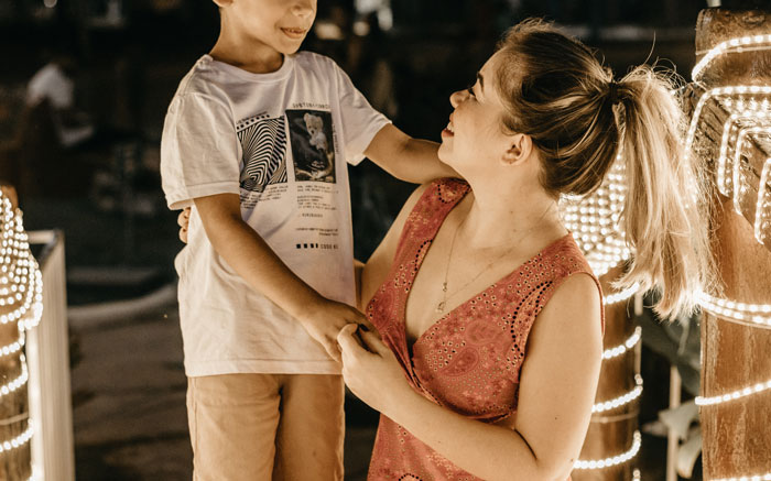 Woman Makes Herself Scarce At A BBQ And Wine Night After A Friend Brings Her Kid To The Party Woman Makes Herself Scarce At A BBQ And Wine Night After A Friend Brings Her Kid To The Party