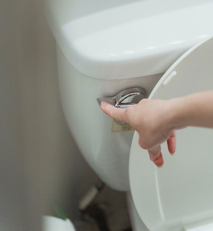 Dad Asks 19YO To Stop Flushing Tampons Down The Toilet Due To Possible Plumbing Issues, Drama Ensues Dad Asks 19YO To Stop Flushing Tampons Down The Toilet Due To Possible Plumbing Issues, Drama Ensues