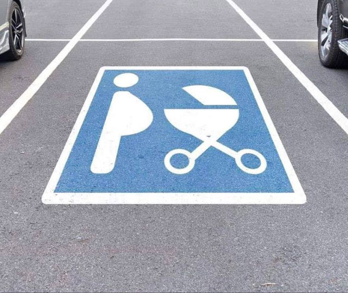 Folks Jump In To Protect Pregnant Woman Who&rsquo;s Aggressively Confronted By An Elderly Karen