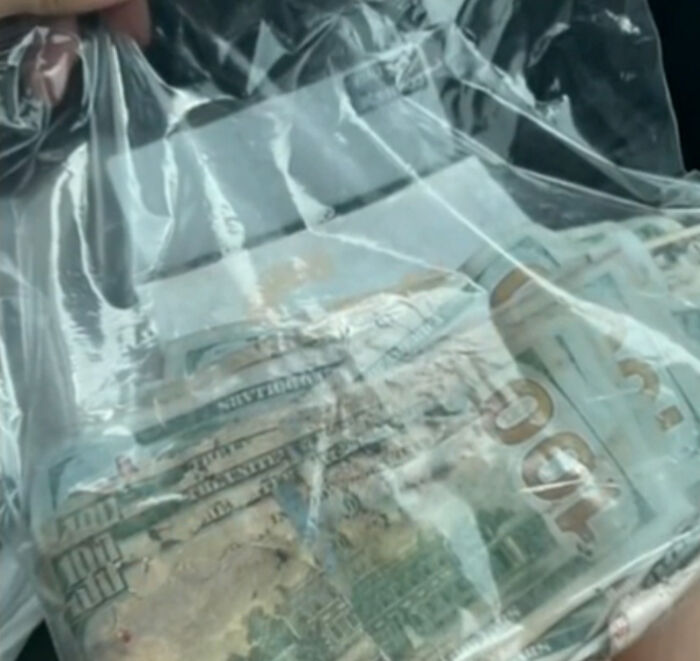 Kindhearted Teen Fishes Out A Wallet Full Of Cash, Decides To Return It To The Owner