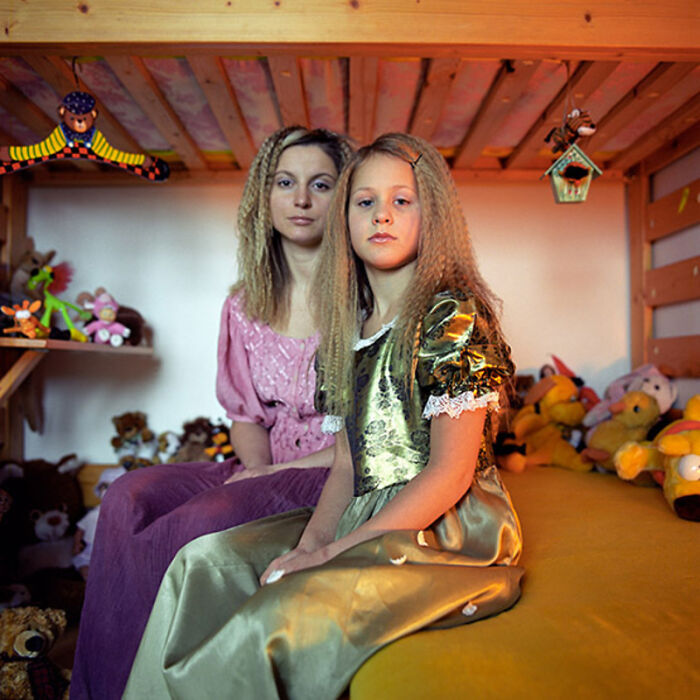 Photographer Transforms To Join Other Strangers' Family (72 New Pics)