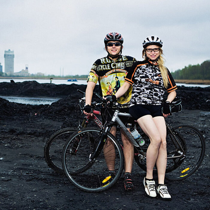 Photographer Transforms To Join Other Strangers' Family (72 New Pics)