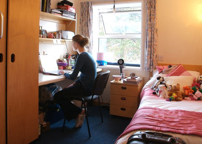 Woman Goes Viral With 50 ‘Socially Acceptable’ Things In The UK That Would Confuse Americans