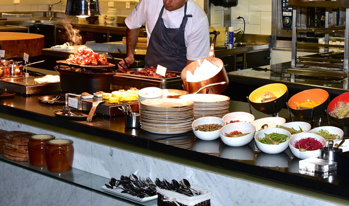 Karen Can&rsquo;t Wait 4 Minutes For Breakfast And Yells At Hotel Staff, They Take Petty Revenge