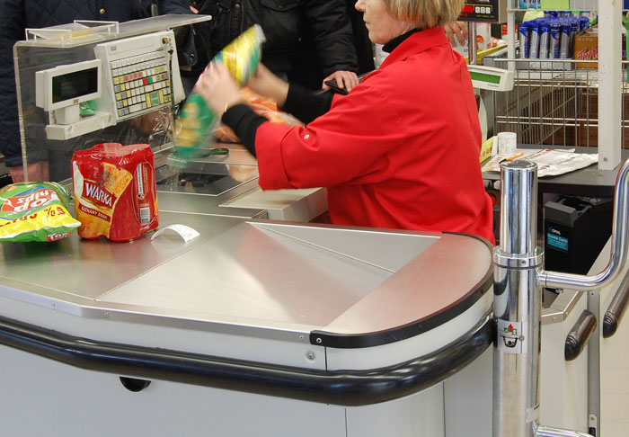 Guy Gets Praised Online For Not Letting Woman With Full Cart Of Stuff Check Out First