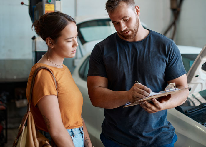 Mechanic Tries To Scam Young Woman, Realizes He&rsquo;s Messed With The Wrong Person