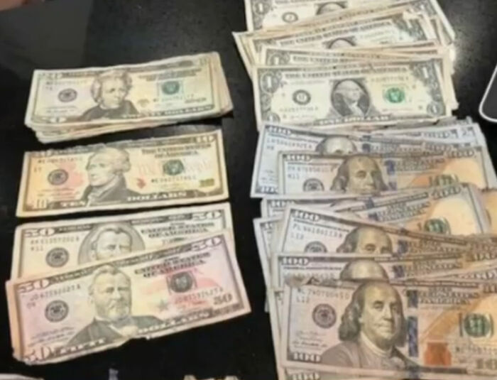 Kindhearted Teen Fishes Out A Wallet Full Of Cash, Decides To Return It To The Owner