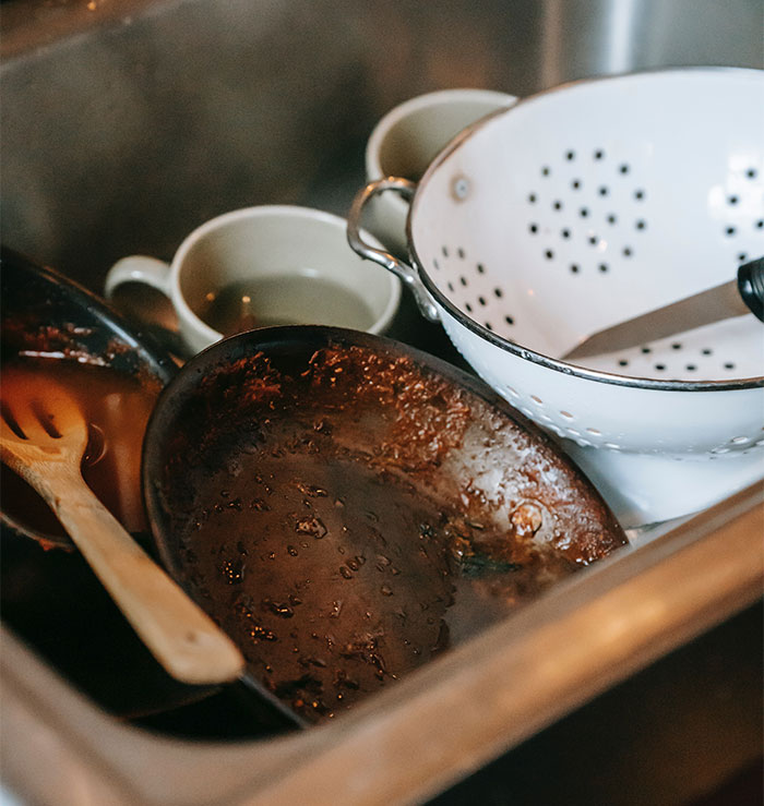 &ldquo;Your House, Your Rules&rdquo;: The Internet Backs This Person For Banning Roommate&rsquo;s GF From The Kitchen