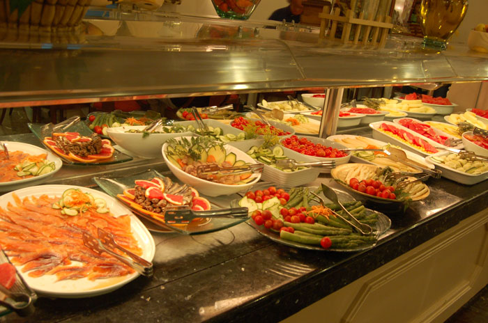 Karen Can&rsquo;t Wait 4 Minutes For Breakfast And Yells At Hotel Staff, They Take Petty Revenge