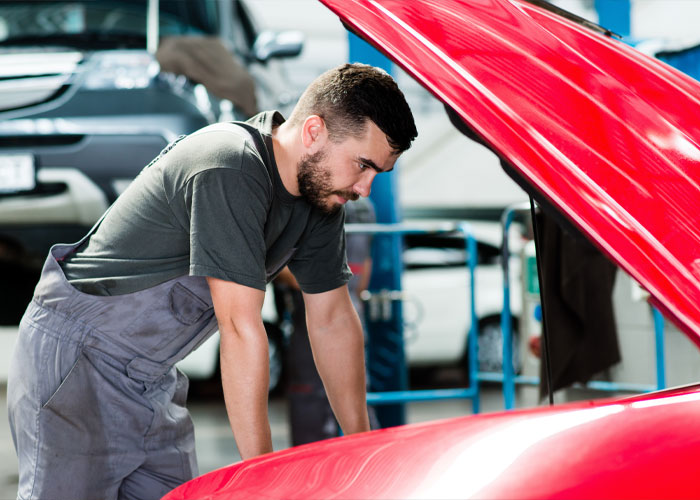 Mechanic Tries To Scam Young Woman, Realizes He&rsquo;s Messed With The Wrong Person