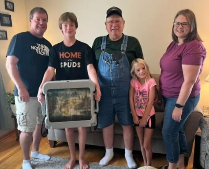 Kindhearted Teen Fishes Out A Wallet Full Of Cash, Decides To Return It To The Owner