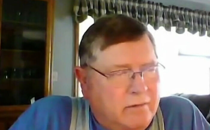 Kindhearted Teen Fishes Out A Wallet Full Of Cash, Decides To Return It To The Owner