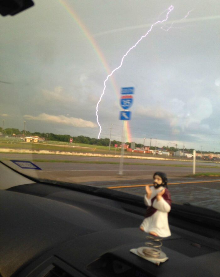 Quería hacer una foto del arco iris y cayó un rayo a la vez