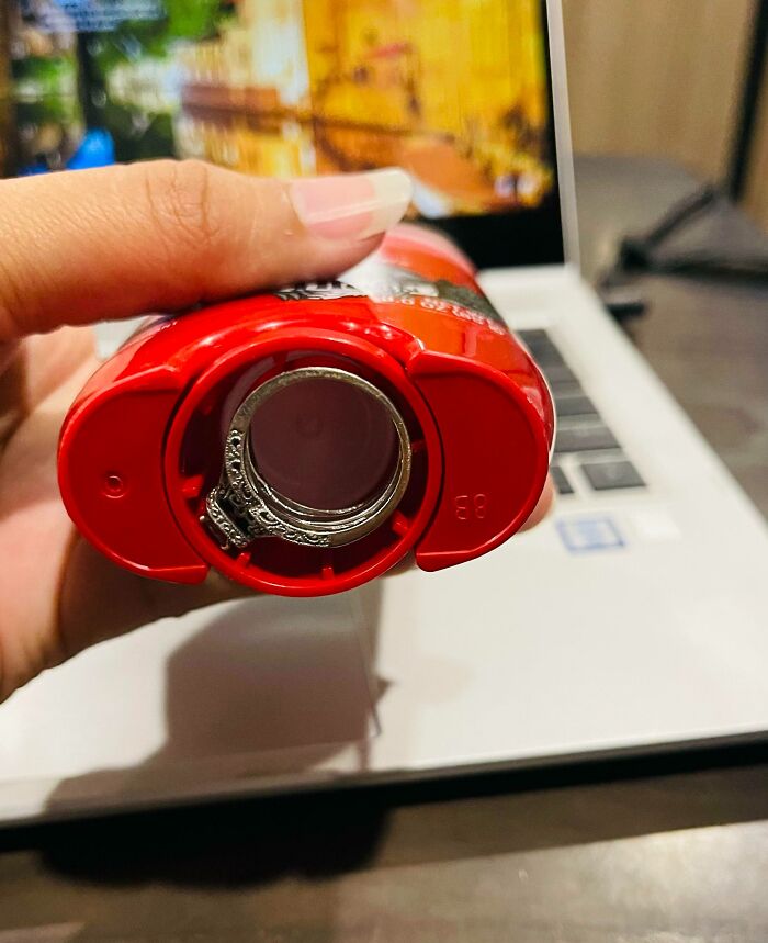 Durante 1 mes pensé que había perdido mi anillo de bodas en un viaje. Desistí de encontrarlo y un día lo vi bajo el desodorante de mi marido