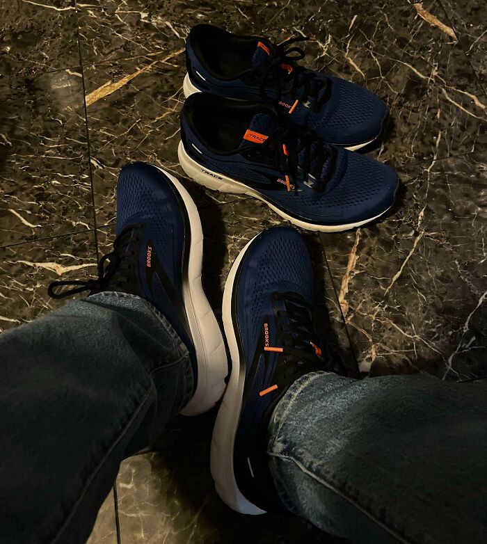 Antes de volver del parque de trampolines, me puse mis zapatos azules. Cuando llegué a casa me di cuenta de que no me había puesto los zapatos azules para ir al parque