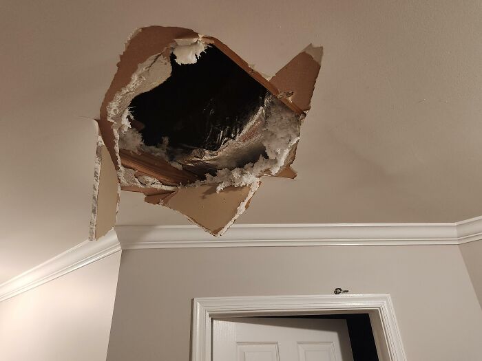 Nadie me había dicho que no había soporte bajo el suelo del ático