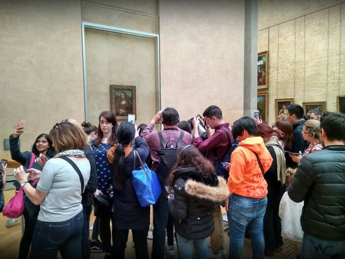 Here Is My Fiancée Fulfilling Her Lifelong Dream To See The Mona Lisa In Person