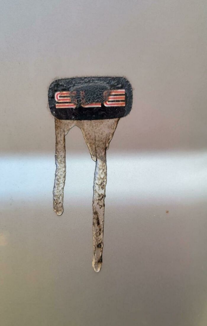 Hace tanto calor en Texas que el emblema del camión se está derritiendo