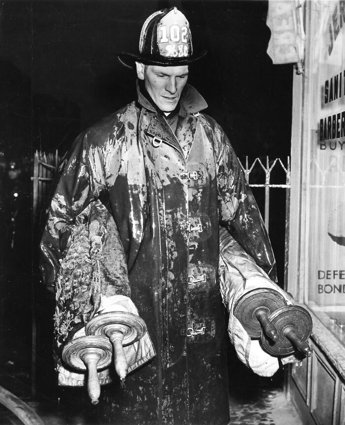Bombero salvando rollos de la Torah de una sinagoga en llamas, años 40