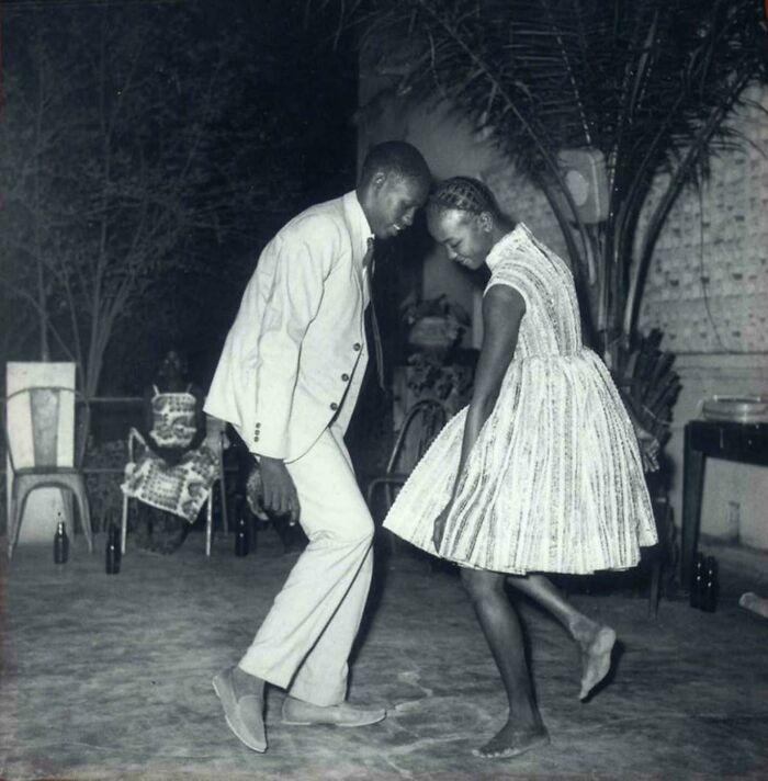 Pareja bailando en un club en Mali. Foto de Malick Sidibé, 24 de Diciembre de 1963