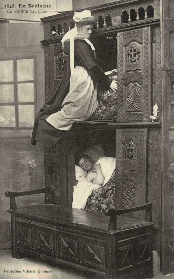 The Closed Bed, Or Box Bed, Was A Traditional Piece Of Furniture. In Houses With Only One Room, The Box Bed Allowed A Certain Intimacy And Helped To Keep Warm During The Winter. Due To Fashion And The Cost Of Their Manufacture, Box Beds Were Gradually Abandoned In The 19th And 20th Centuries