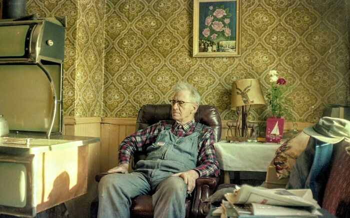 Mi abuelo en su sillón junto a la estufa de leña en 1980. Tenía 86 años