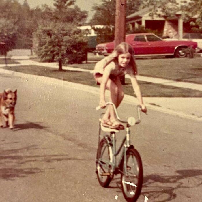 Ir en bici por en medio de la calle, sin casco, y haciendo todas las acrobacias posibles