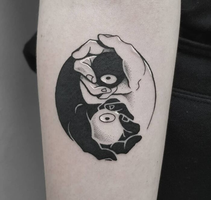 Yin Yang tattoo featuring two hands with dots, illustrating duality and harmony.