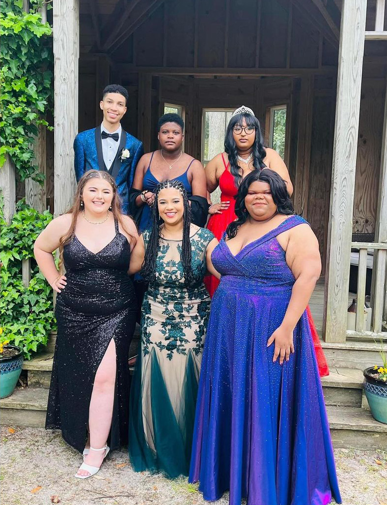 Plus-Size Boutique Owner Gifts Teen A Perfect Prom Dress After She Drove 6 Hours To Get It