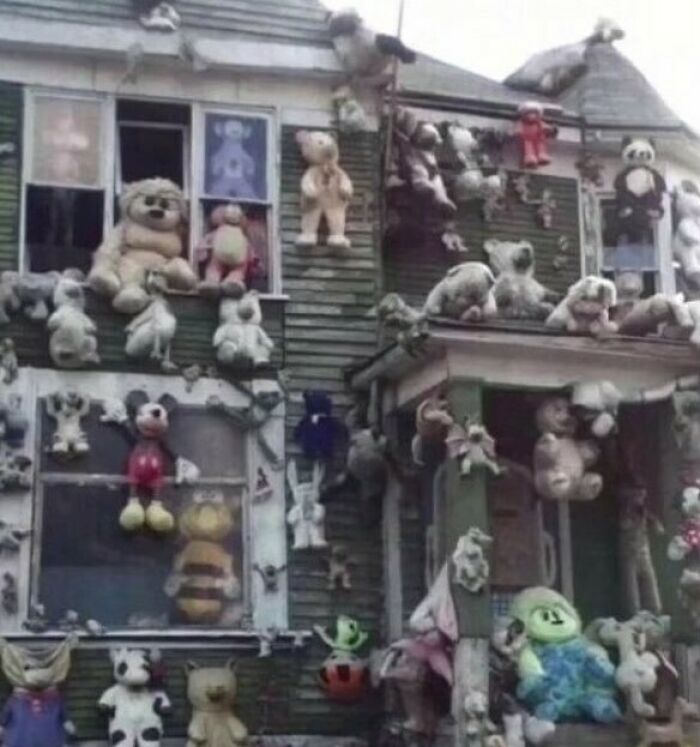 30 "Cursed Images" That Give Off An Uneasy Vibe, As Shared By This Instagram Page