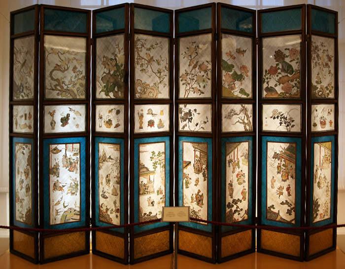 Chinese folding screen from wood, glass and paper, 18th century, Imperial Furniture Museum Chinese folding screen from wood, glass and paper, 18th century, Imperial Furniture Museum