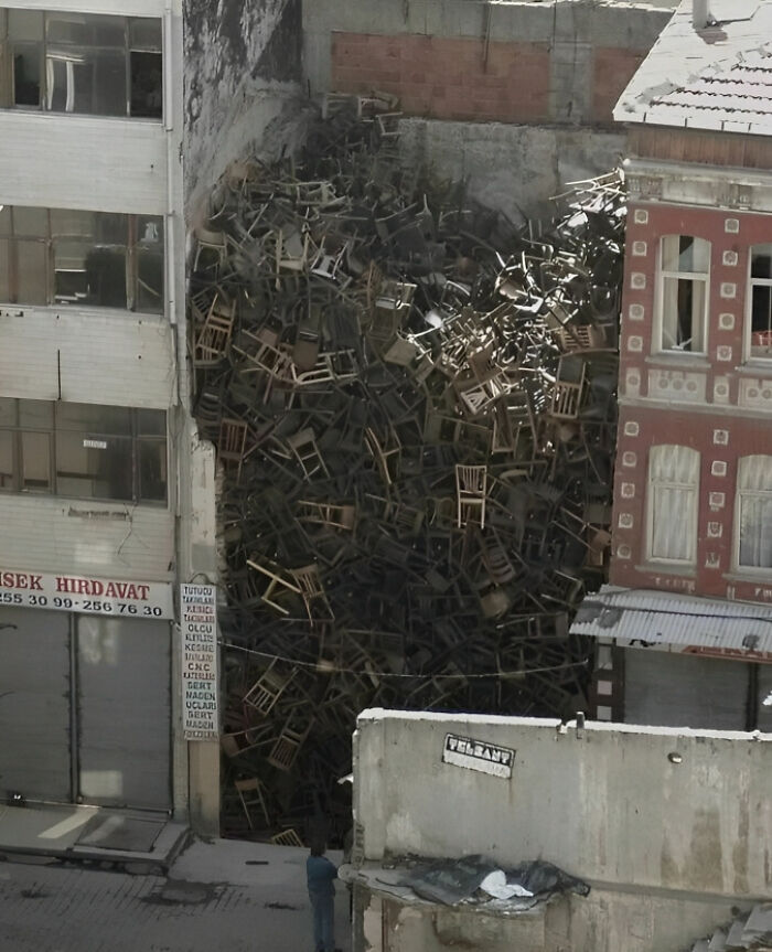 30 Pics That Raise More Questions Than Answers, Posted By "Images That Need More Context"