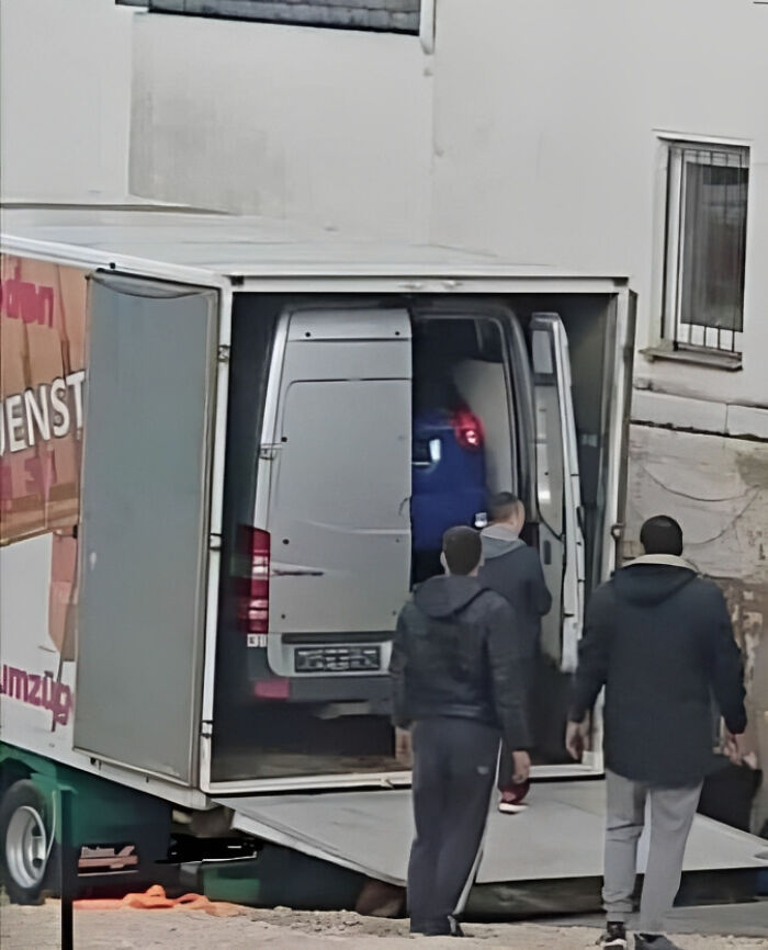 30 Pics That Raise More Questions Than Answers, Posted By "Images That Need More Context"