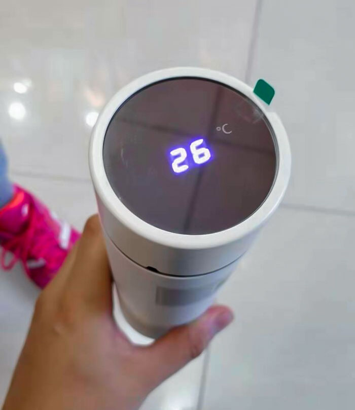 This Bottle Has A Little Screen Telling You How Hot The Beverage Inside Is