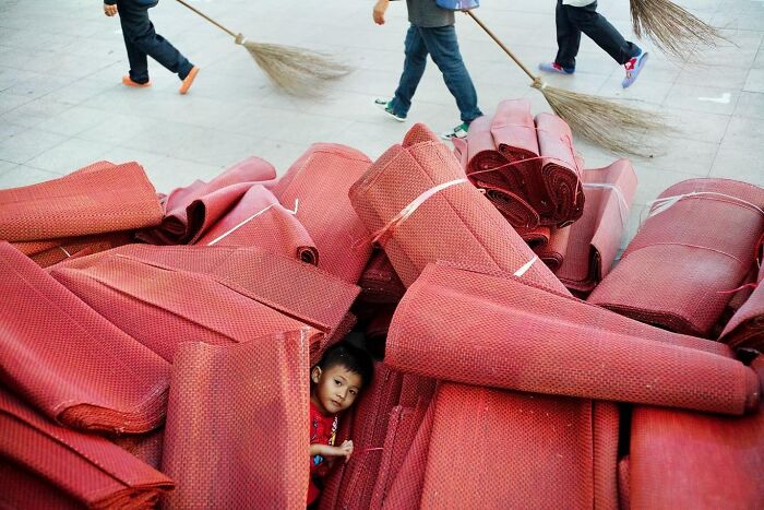 Photographer Takes To The Streets Capturing Unlikely Coincidences