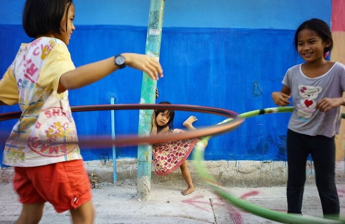 Photographer Takes To The Streets Capturing Unlikely Coincidences