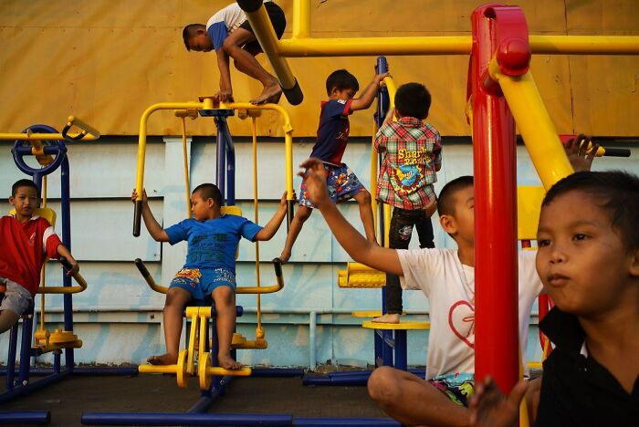 Photographer Takes To The Streets Capturing Unlikely Coincidences